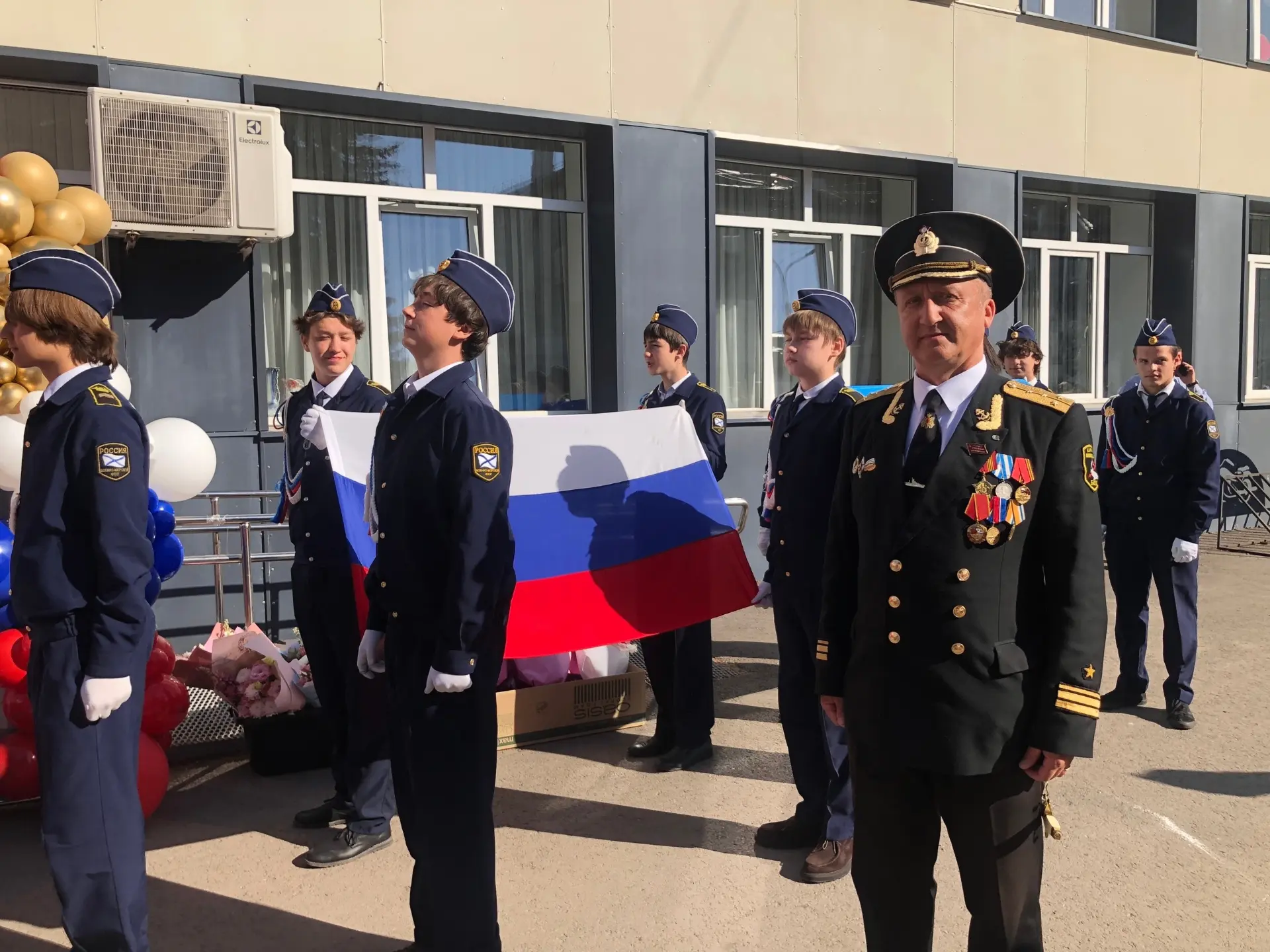 Сегодня по всей стране звучат последние звонки — трогательный и волнующий момент, когда детство дела