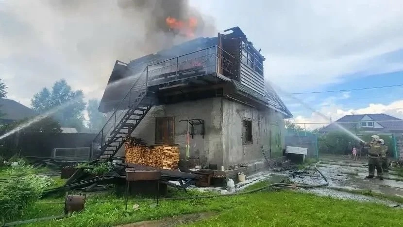 Пожар уничтожил баню в 72 квадрата в Верхней Салде