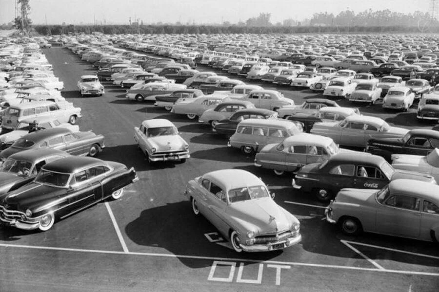 Автостоянка Диснейленда в день открытия, 17 июля 1955 г.