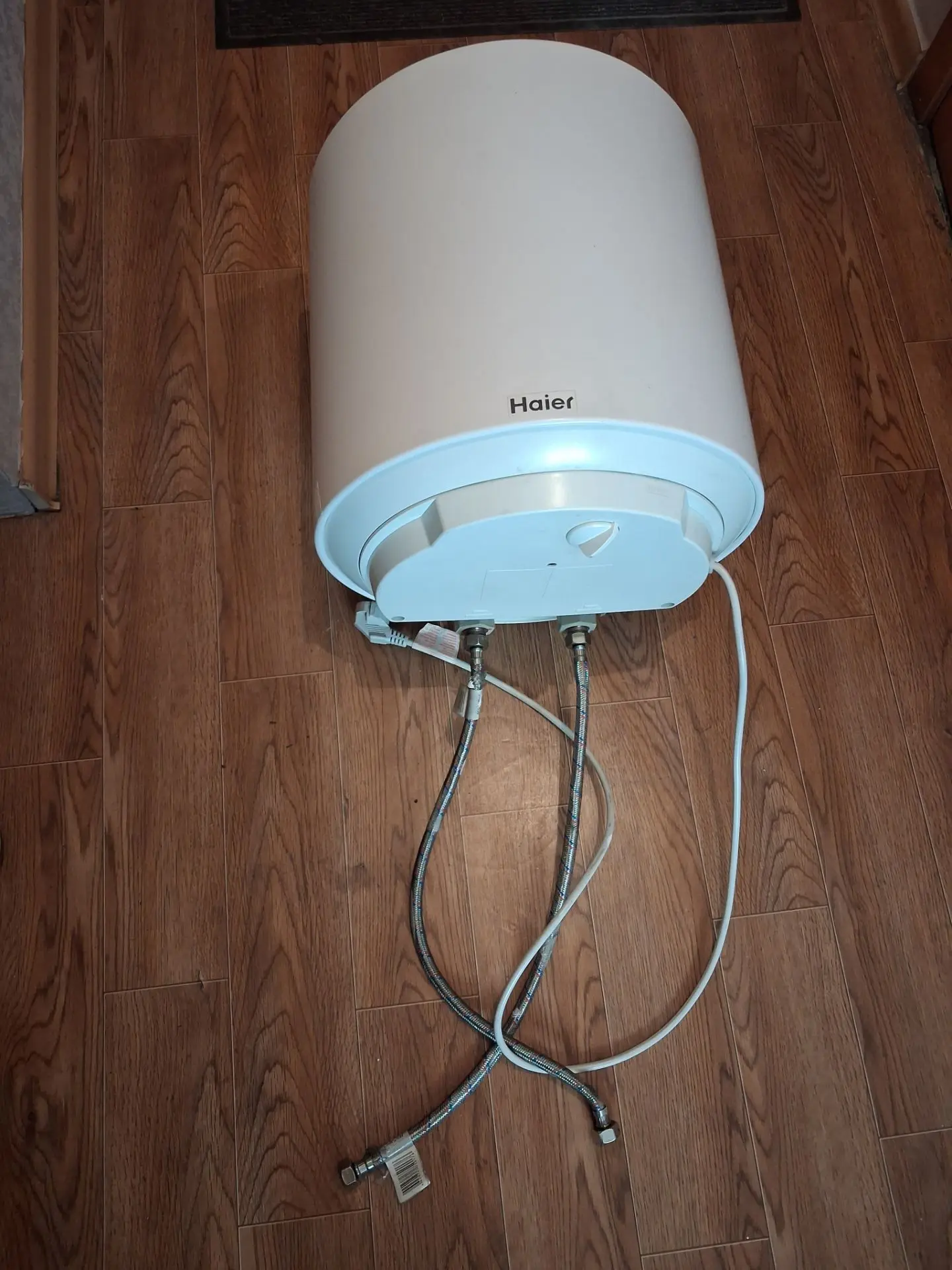 Продам бойлер, объём 30л. Почти новый,  за 5500р. Т.89833679807 Кызыл, южный мкрн.
