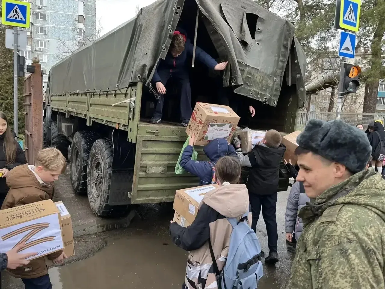 В преддверии Дня защитника Отечества учащиеся и родители нашей гимназии собрали гуманитарную помощь 