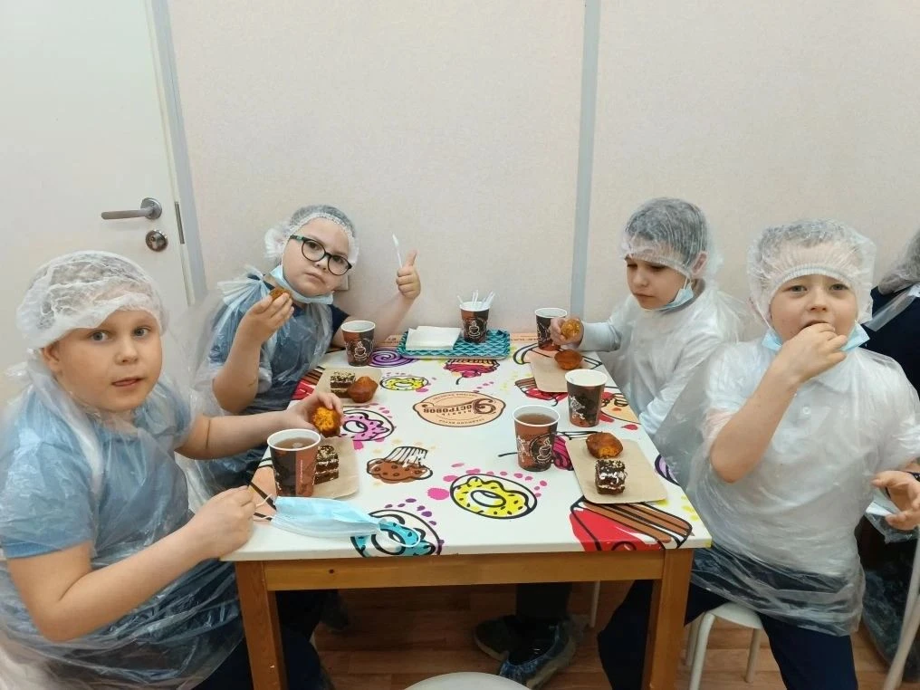 🍰✨ Сладкое приключение первоклассников! ✨🍰    Вчера учащиеся 1 «Г» класса отправились в настоящее сл