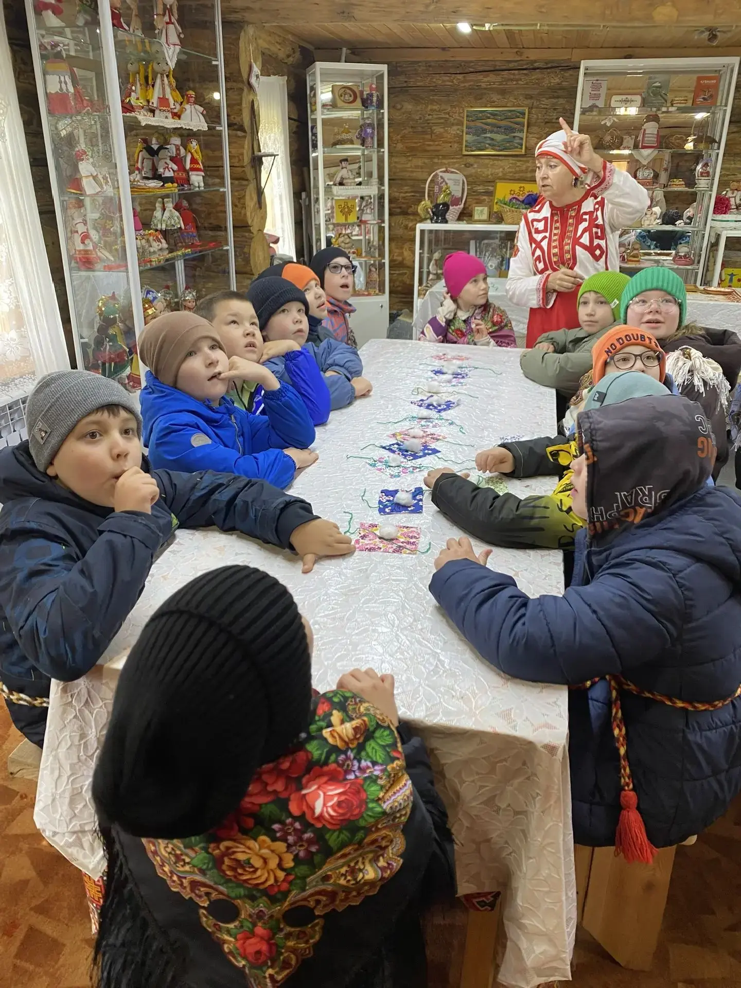 Сегодня ученики 3п класса посетили этнокомплекс Ясна. «„Ясна“ — это место, где легенды ...