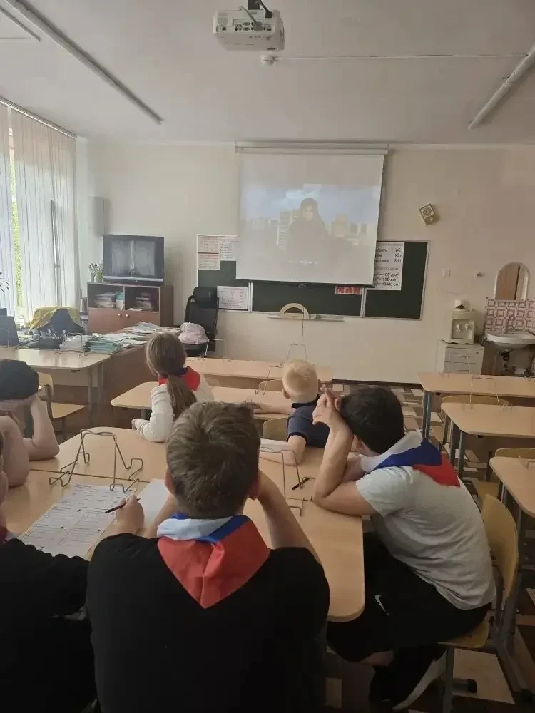 🇷🇺🦅В 4Е классе «Орлят России» прошел тематический квиз «Память», посвященный событиям Великой Отечес