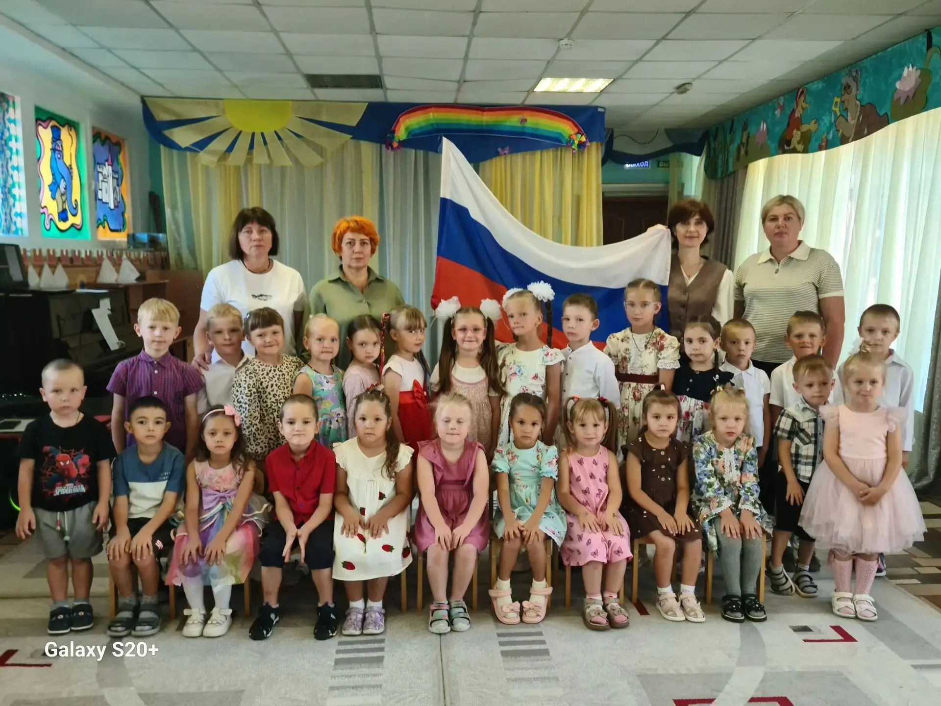 В  рамках акции «Цвета Родины» в нашем детском саду прошло патриотические мероприятие, ...