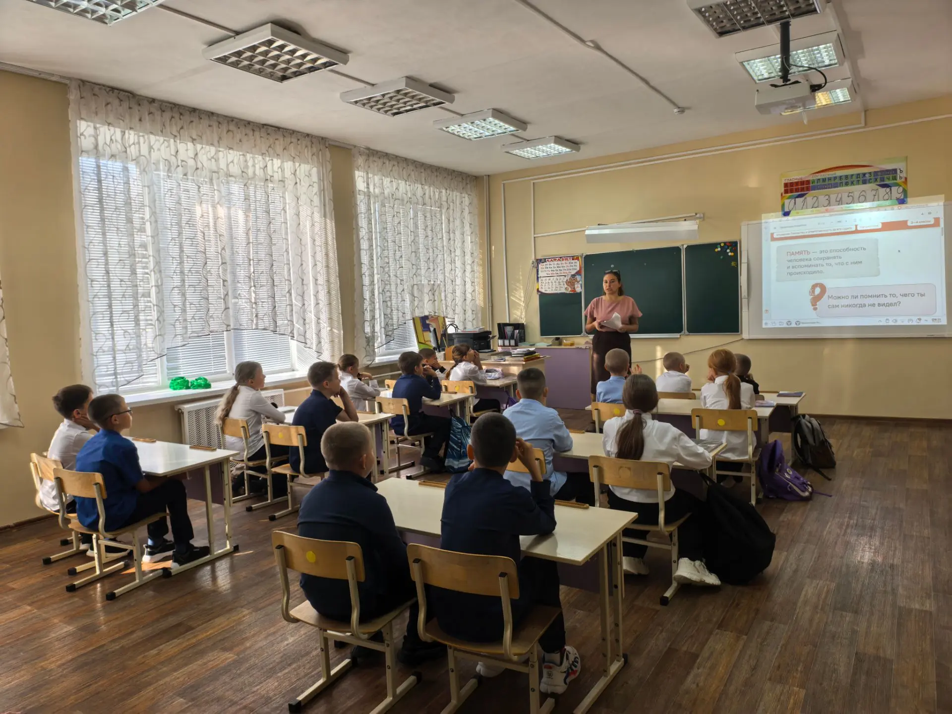 🎉 В нашей школе прошли «Разговоры о важном», посвящённые подвигу и памяти — в честь 85...