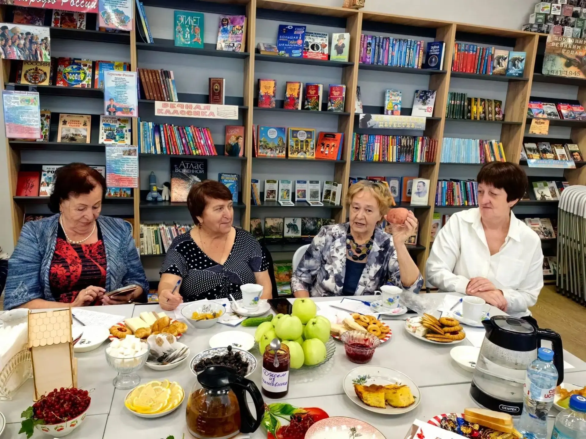 Чай с мятой, аромат свежей выпечки и разговоры о самом главном - в Краснинской межпоселенческой библ