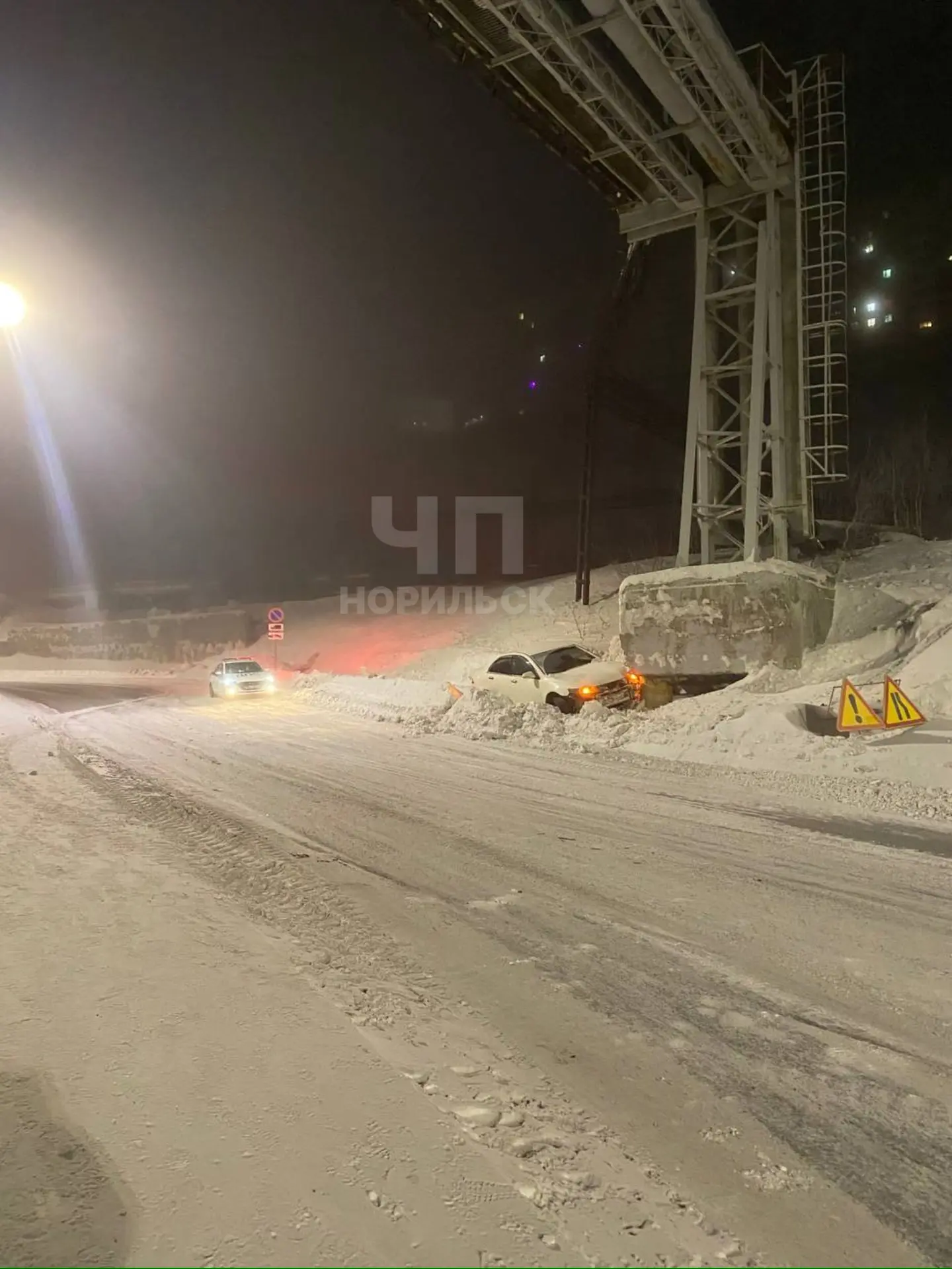 Федоровского, 15. Оригинально припарковался   ЧП Норильск в МАХ