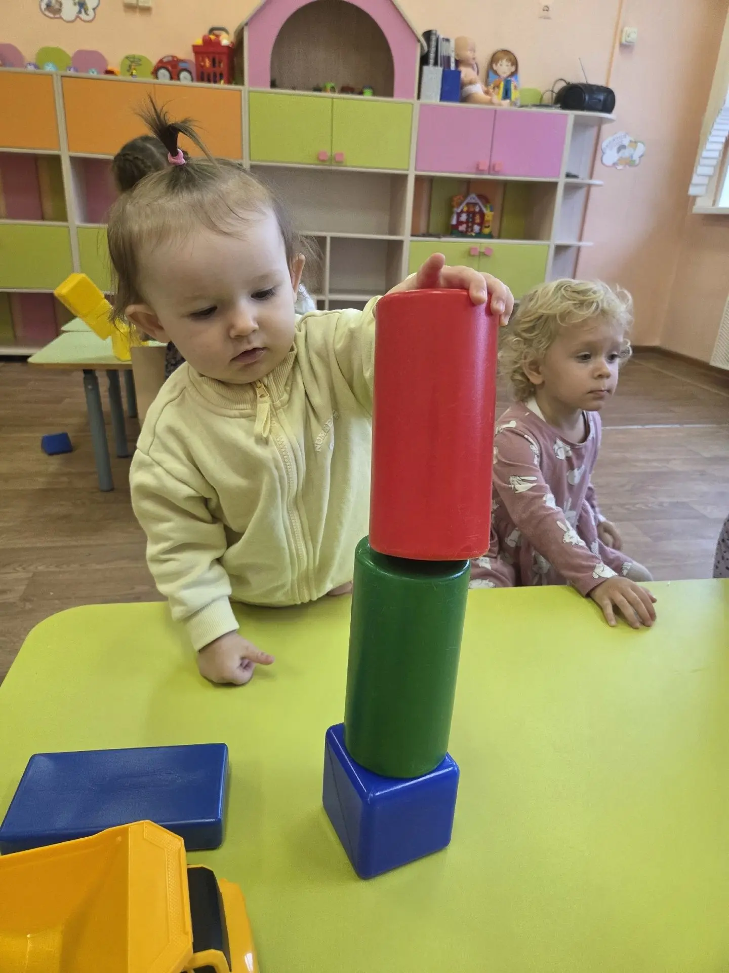 🧱 Маленькие строители: зачем в яслях играть в кубики? Конструирование для малышей от 1...