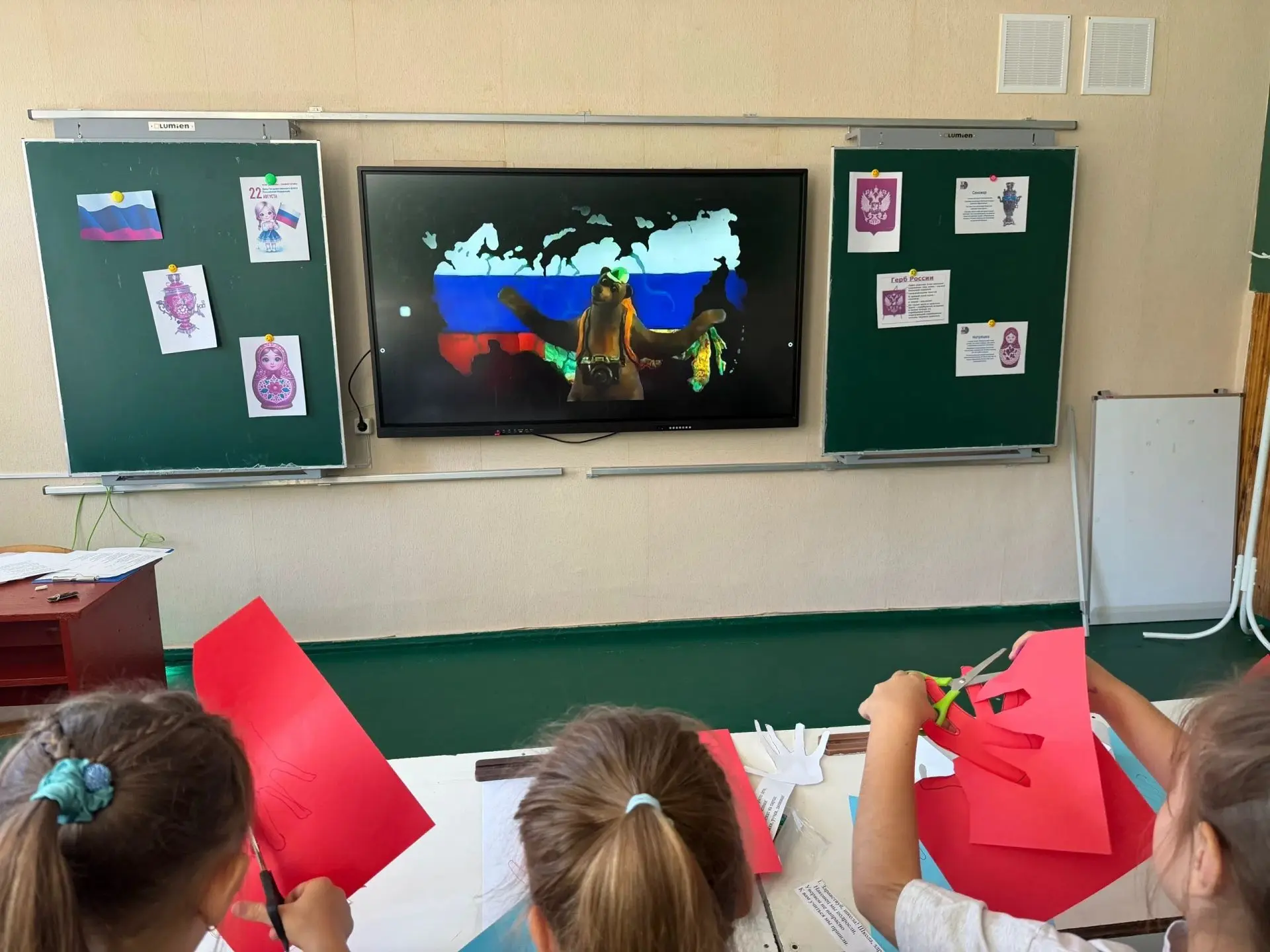 Активисты Антрацитовской средней школы №3 совместно с педагогом-организатором Софией Па...