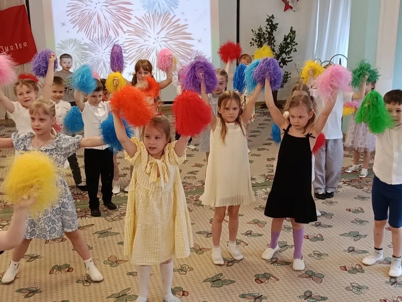 🎗️ День Победы в Корпусе 5: танец под «Синий платочек» и минута молчания  В группах 13, 14, 20, 21 п