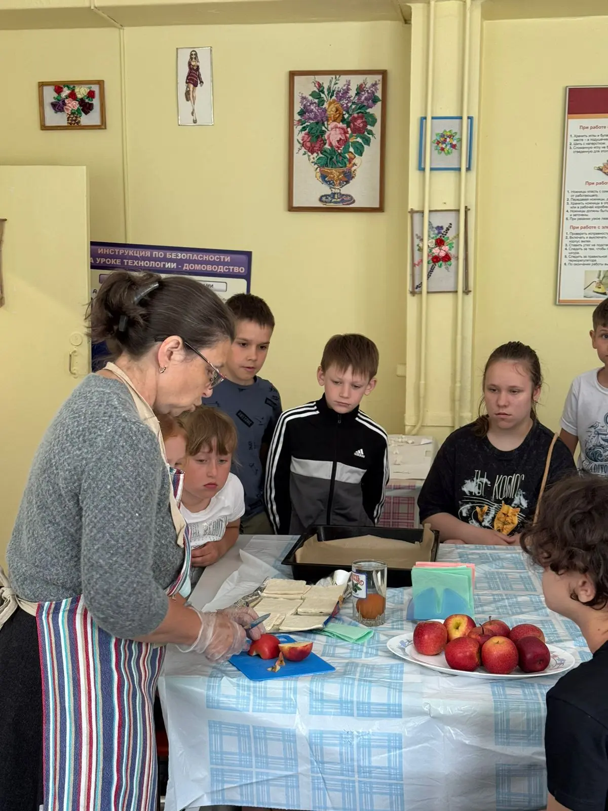 🥧 Кулинарное волшебство в нашем лагере: день яблочных шедевров! 🍎
Сегодня наши ребята примерили на