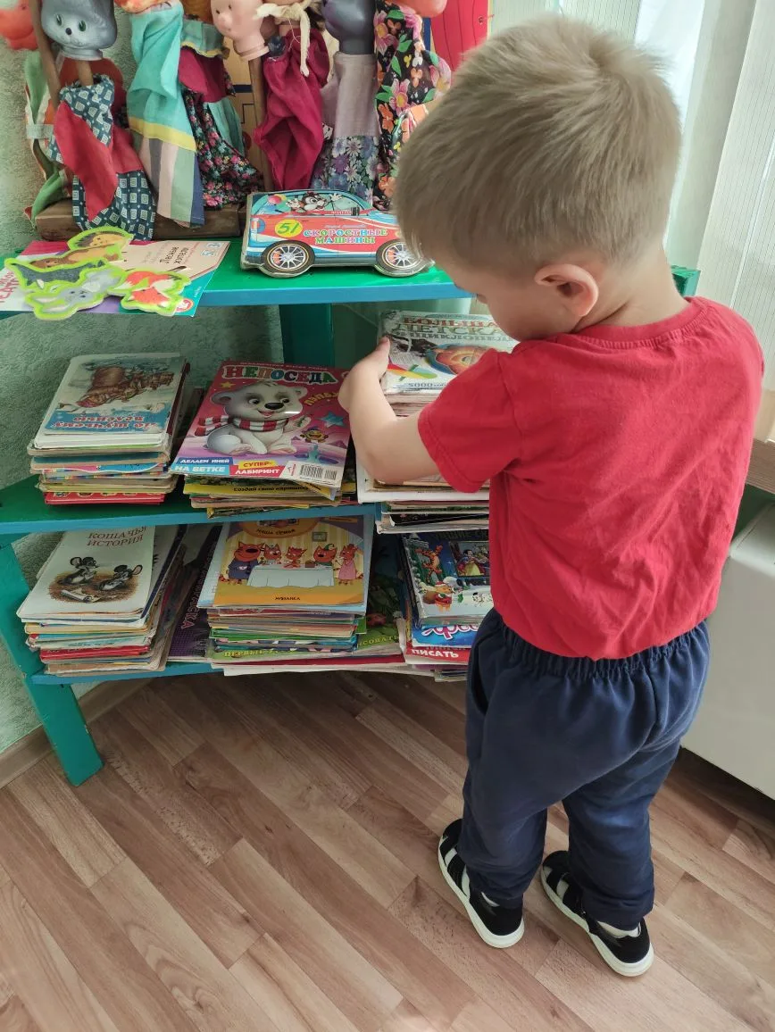 Ребята старшей группы приняли участие в акции"Почини заболевшую книжку". Вместе  с восп...