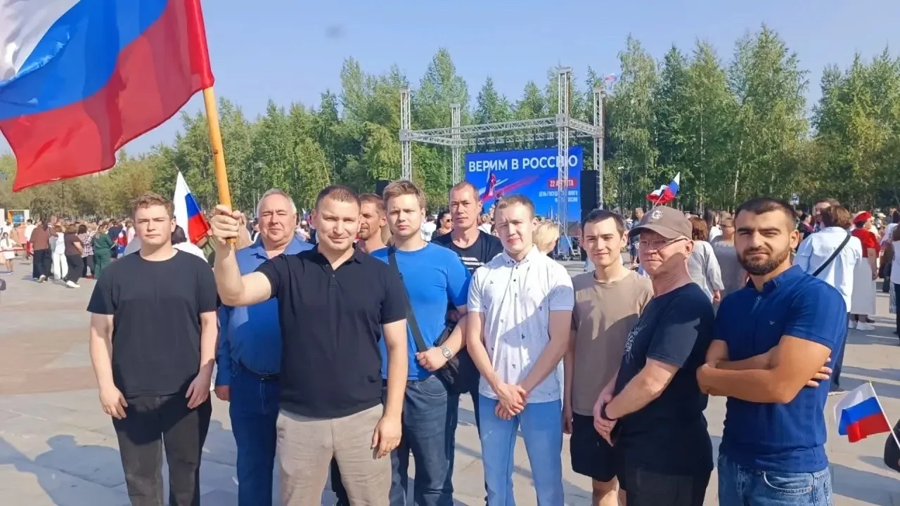Энергетики Муравленко присоединились к празднованию Дня российского флага