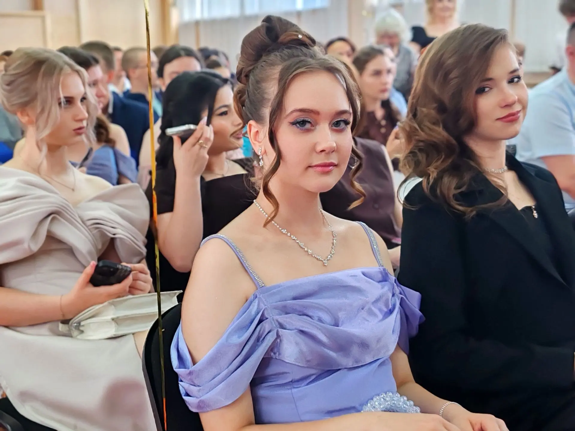 Сколько эмоций подарил нам этот день! 🎈
Учителя, родители и, конечно, сами выпускники-2026 широко у