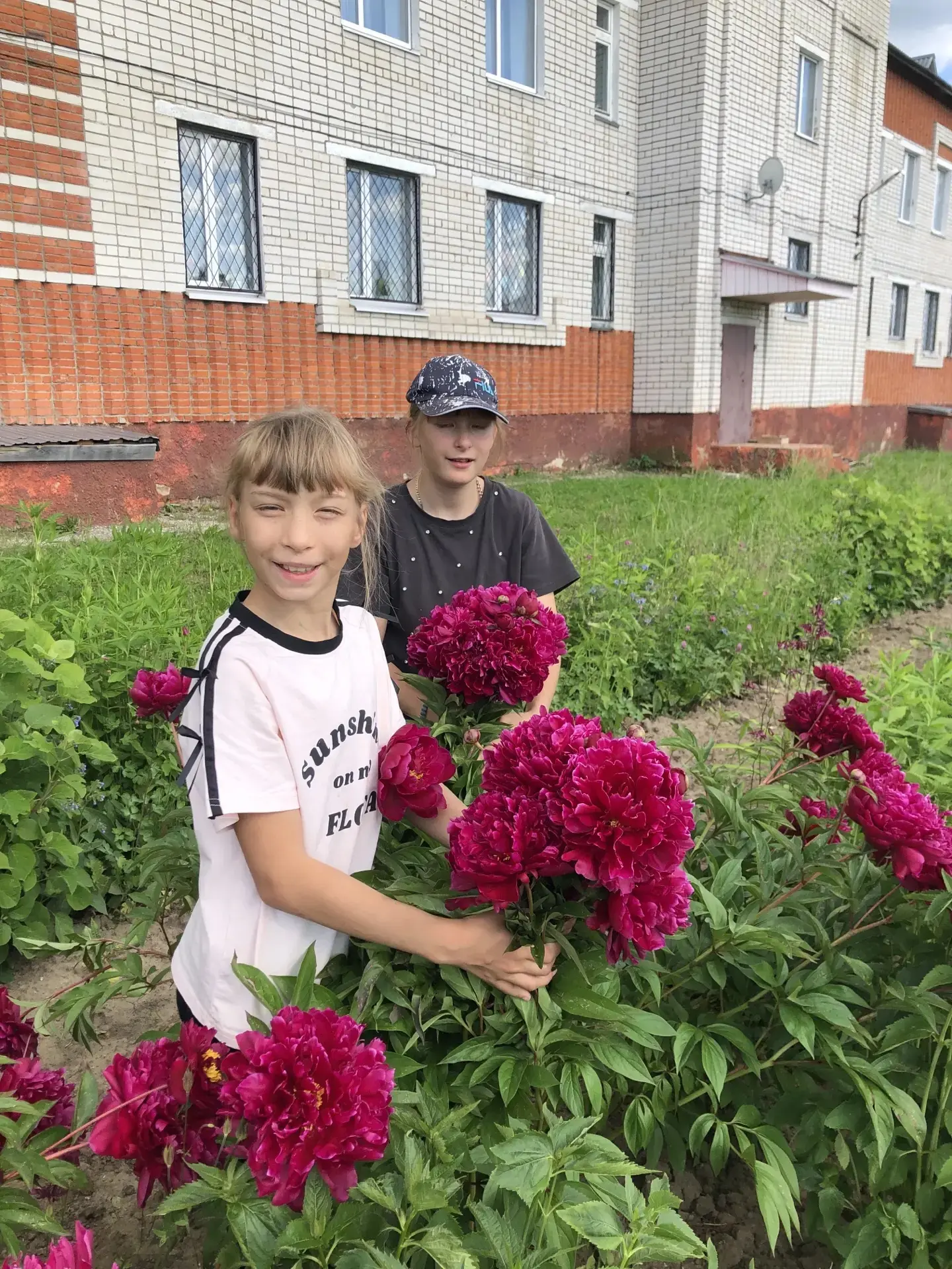 🌻Наши ребята заботятся о цветнике. Они проводят рыхление почвы и удаление сорных растений. Поливают