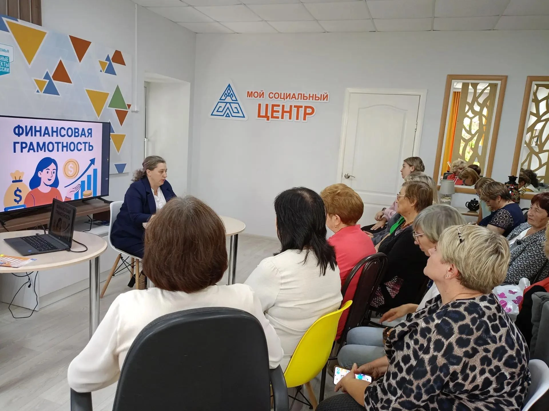 💢В Порецком центре социального обслуживания населения состоялась полезная встреча для ...