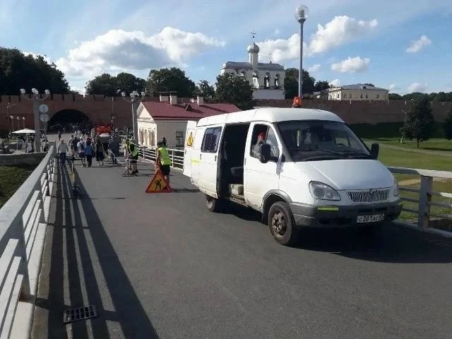 🔨На Пешеходном мосту в Великом Новгороде начались ремонтные работы.