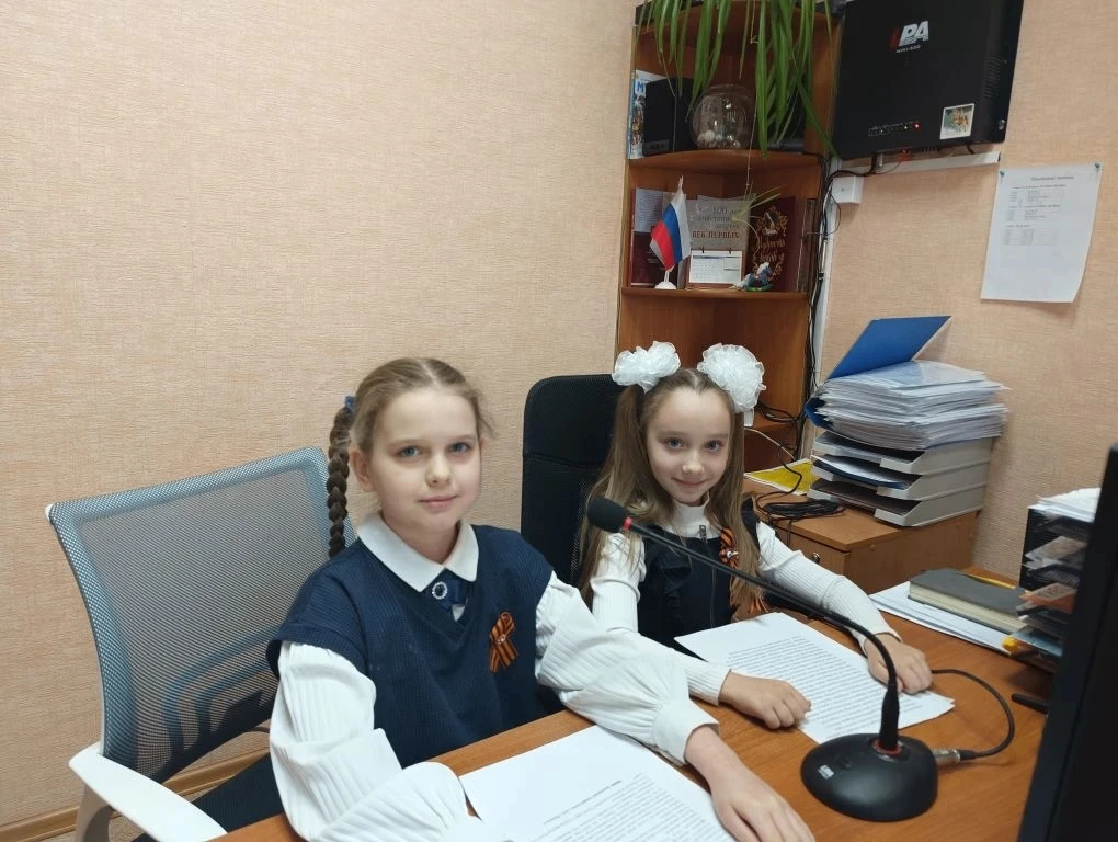 Сегодня вторник. Учебный день в школе традиционно начался с радиолинейки. Провели её Бальва Семён (8