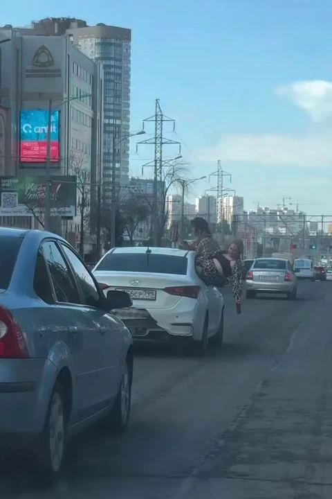Рискованный вояж в Самаре: парень перевозил девушек вне салона автомобиля и попался полиции.
Самарск