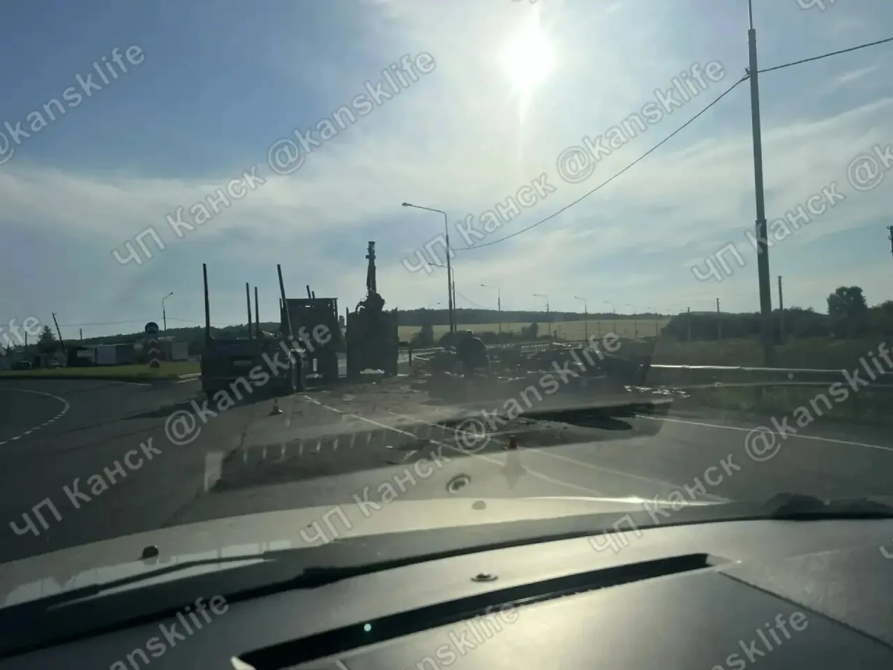 На кольце южного обхода Канска опрокинулся лесовоз