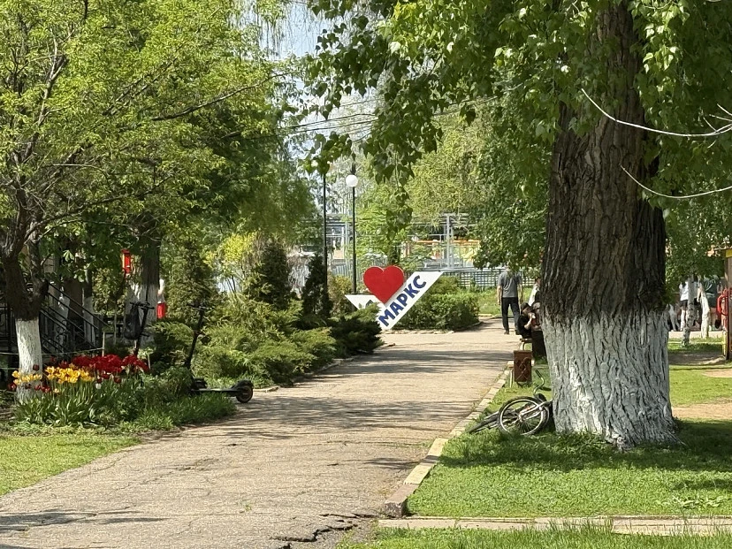 📌 Саратовца осудят за стрельбу с балкона и погоню за жильцами дома с топором
