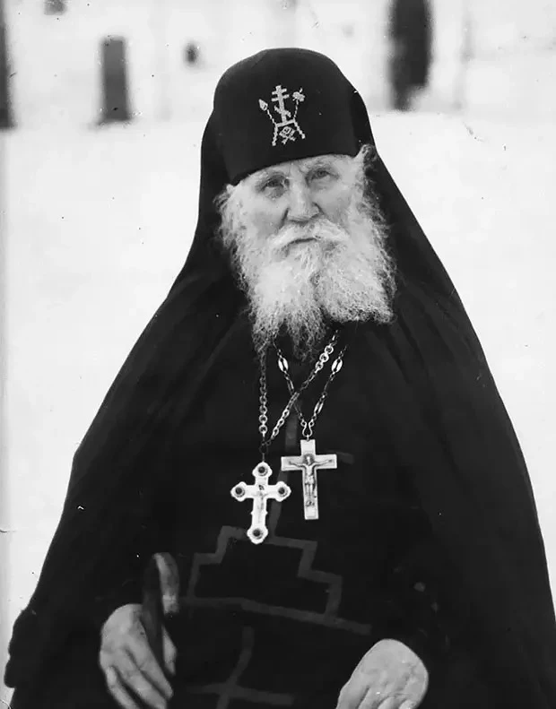 Через чтение священных книг спасающийся избегает многих опасностей, ошибок и заблуждени...