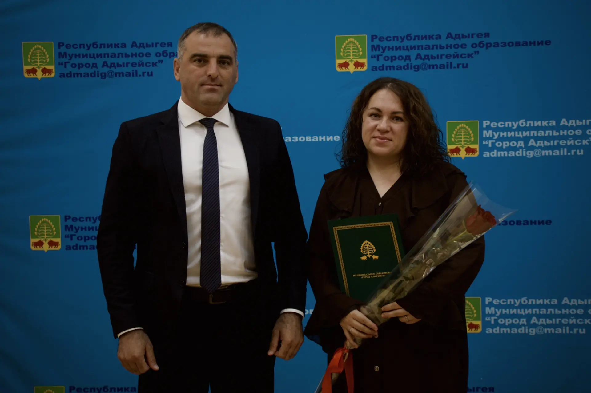 Церемония награждения началась с чествования молодого педагога — учителя английского яз...