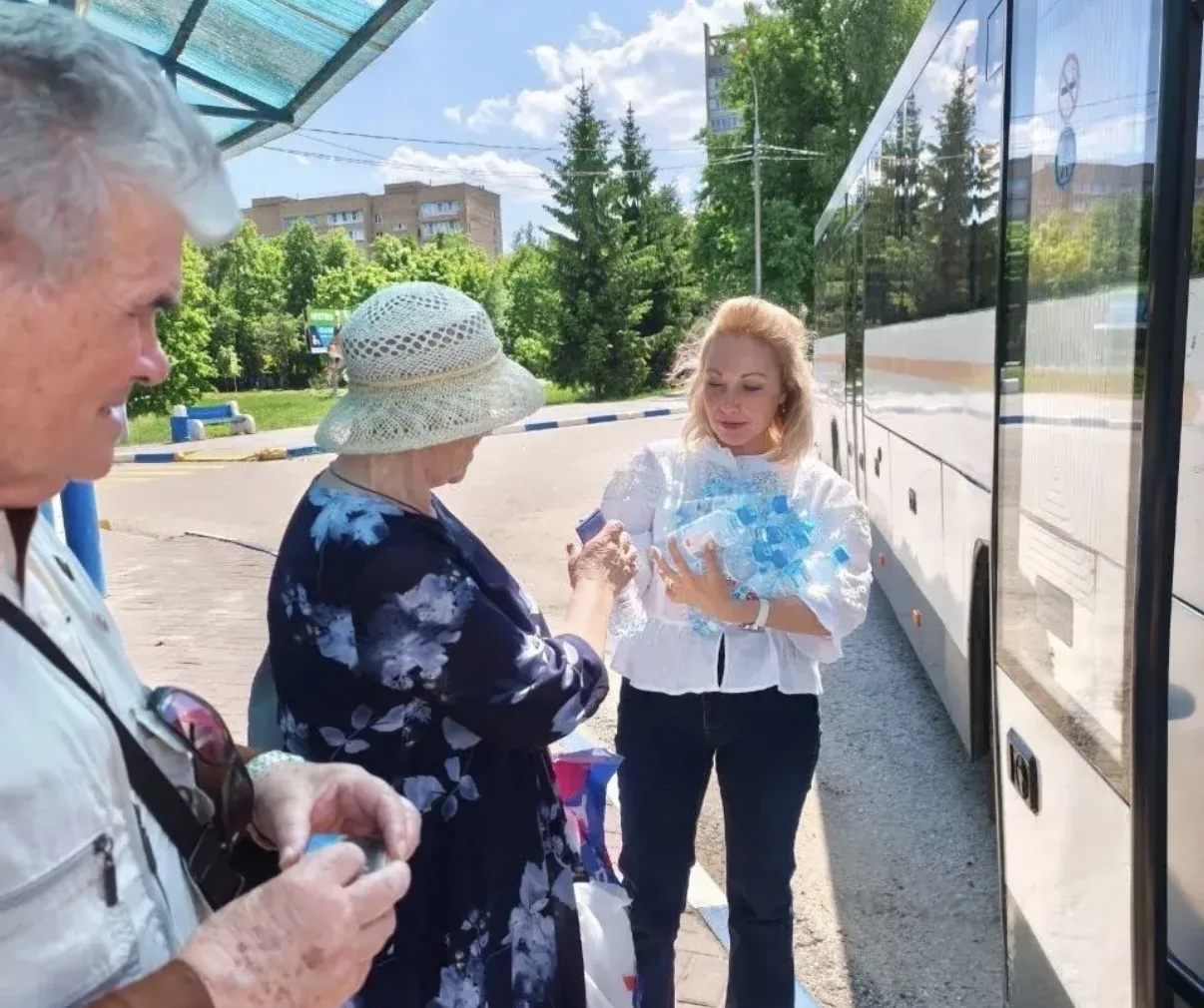 ☀️ Синоптики обещают, что аномальная жара скоро спадет!  💦 А пока перевозчики общественного транспор