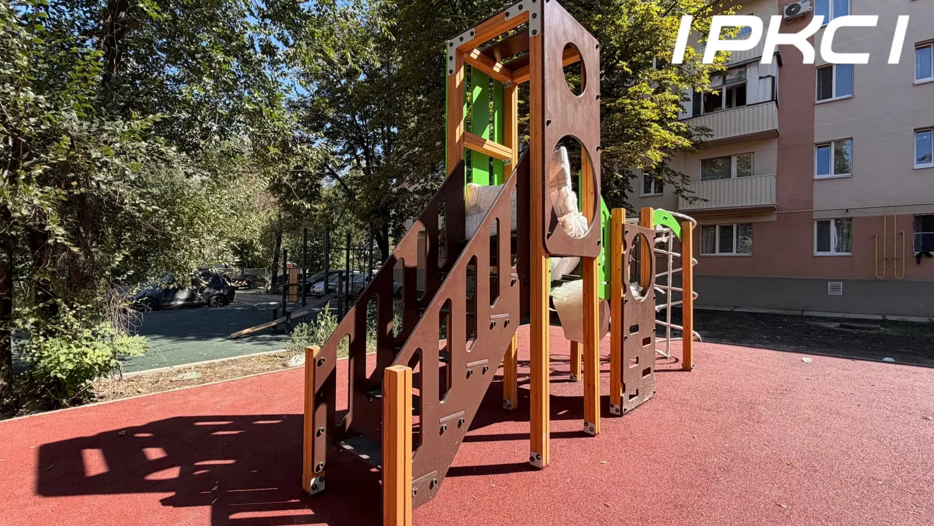 🏗️ Благоустройство еще одного двора в Мариуполе выходит на финишную прямую