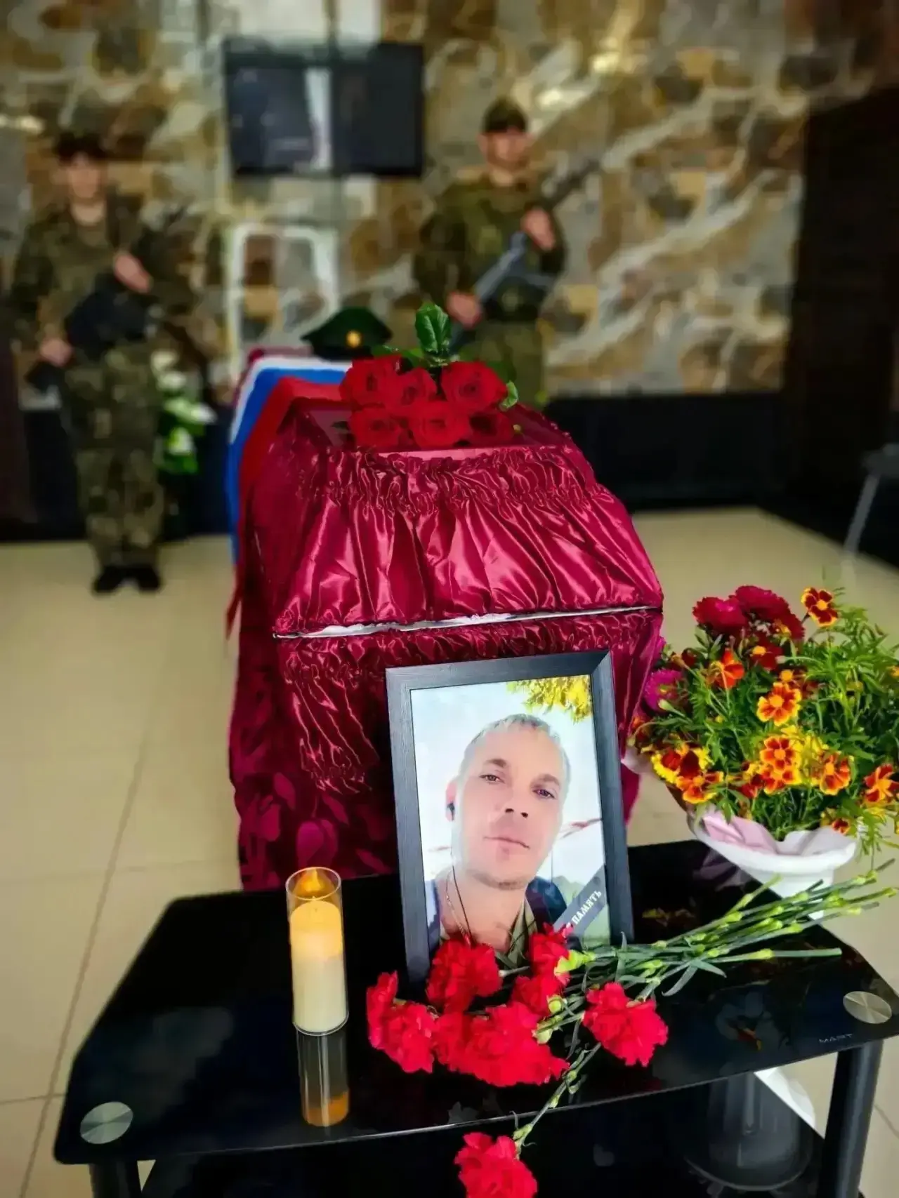 🕯️ В Рефтинском простились с Павлом Лохневым
