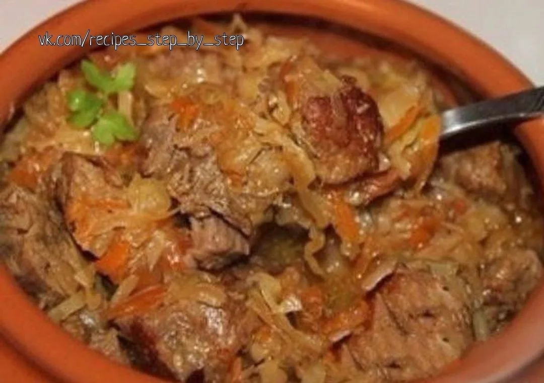 Гуляш с капустой в горшочке
