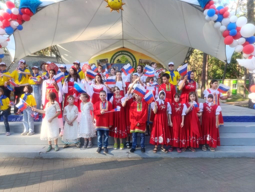 Вести из загородного лагеря «Сосновый бор»: Праздник в честь Дня России!
Лето в «Сосновом бору» в са