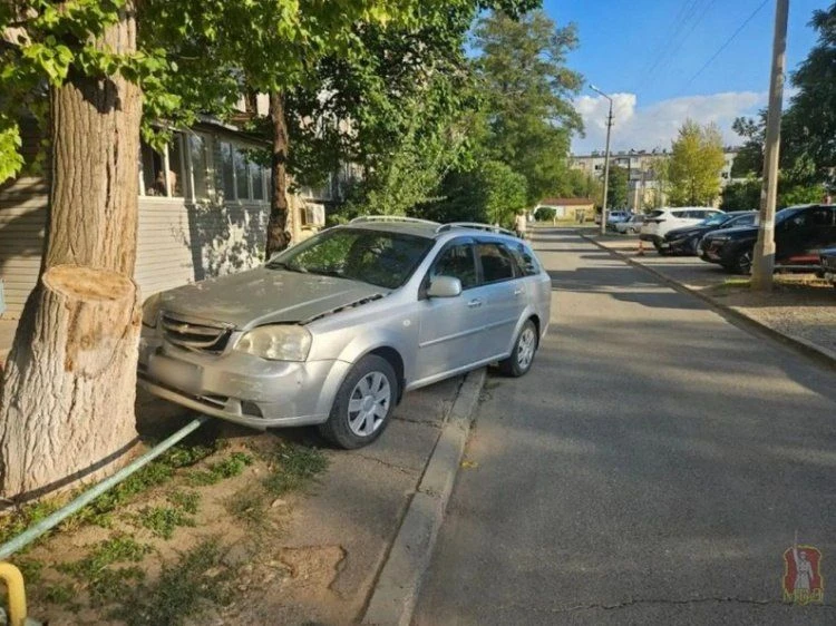 😱В Волжском неуправляемый автомобиль сбил пешехода и протаранил дерево