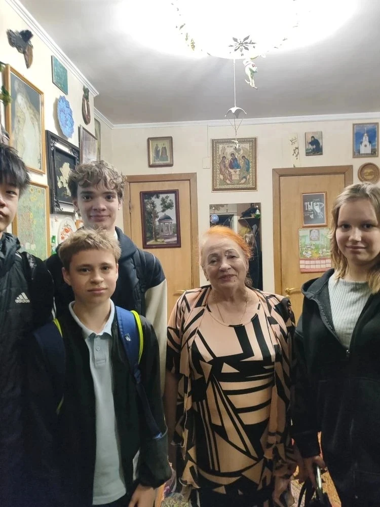 🎖️ В преддверии Дня Победы обучающиеся школы поздравили тружеников тыла и детей войны.  Ученики и пе