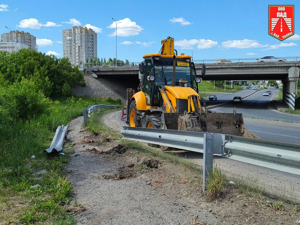 🚜Бригада Предприятия автомобильных дорог приступила к ремонту барьерного ограждения на...