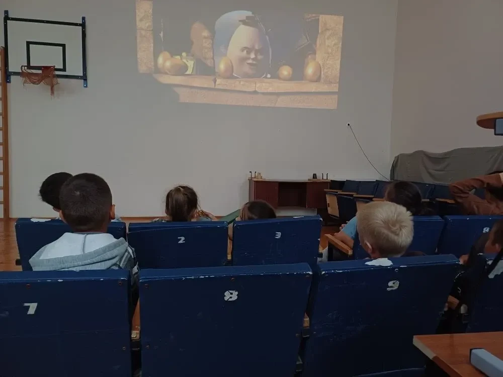 Между играми отдыхаем... Смотрим любимые сказки. Сегодня смотрели мультфильм "Кот в сапогах".       