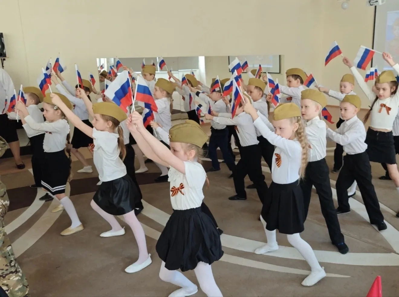 06 мая в 3 корпусе МАДОУ «Компас» прошло праздничное мероприятие, посвящённое 81-й годовщине Великой