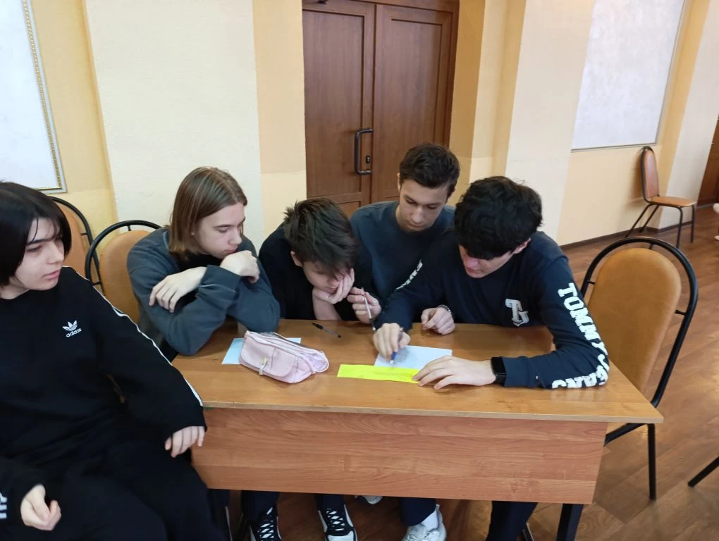 У нас сегодня в школе кипели страсти! Девятиклассники и десятиклассники сражались в геометрическом т
