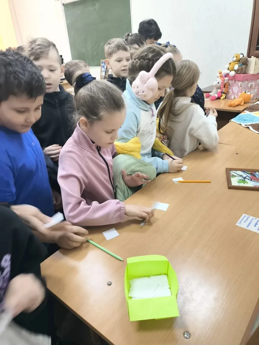 23.04 проходила выставка работ по декоративно- прикладному творчеству. На выставке были...