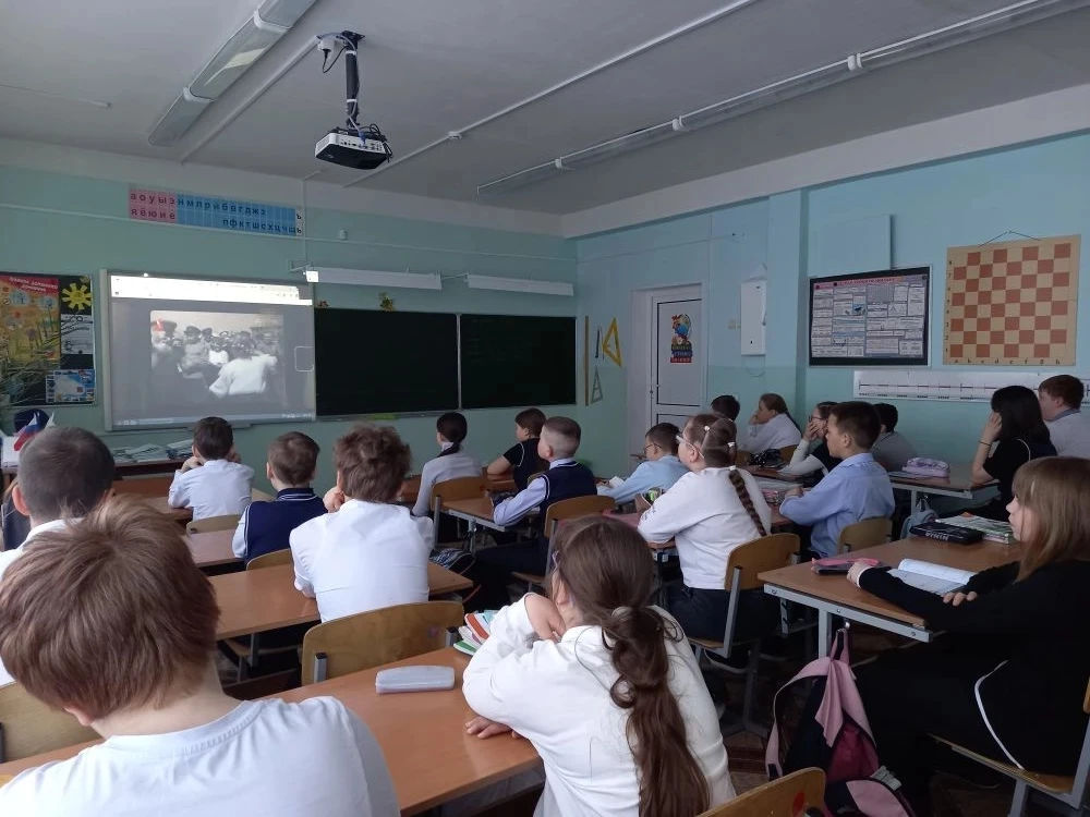 📚Новая учебная неделя в нашей школе началась традиционно - с торжественного выноса флага и исполнени
