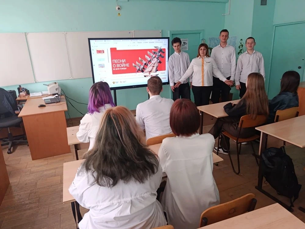 🇷🇺РАЗГОВОРЫ О ВАЖНОМ🇷🇺   Утро 4 мая 2026 года в нашей школе началось с торжественной линейки, поднят