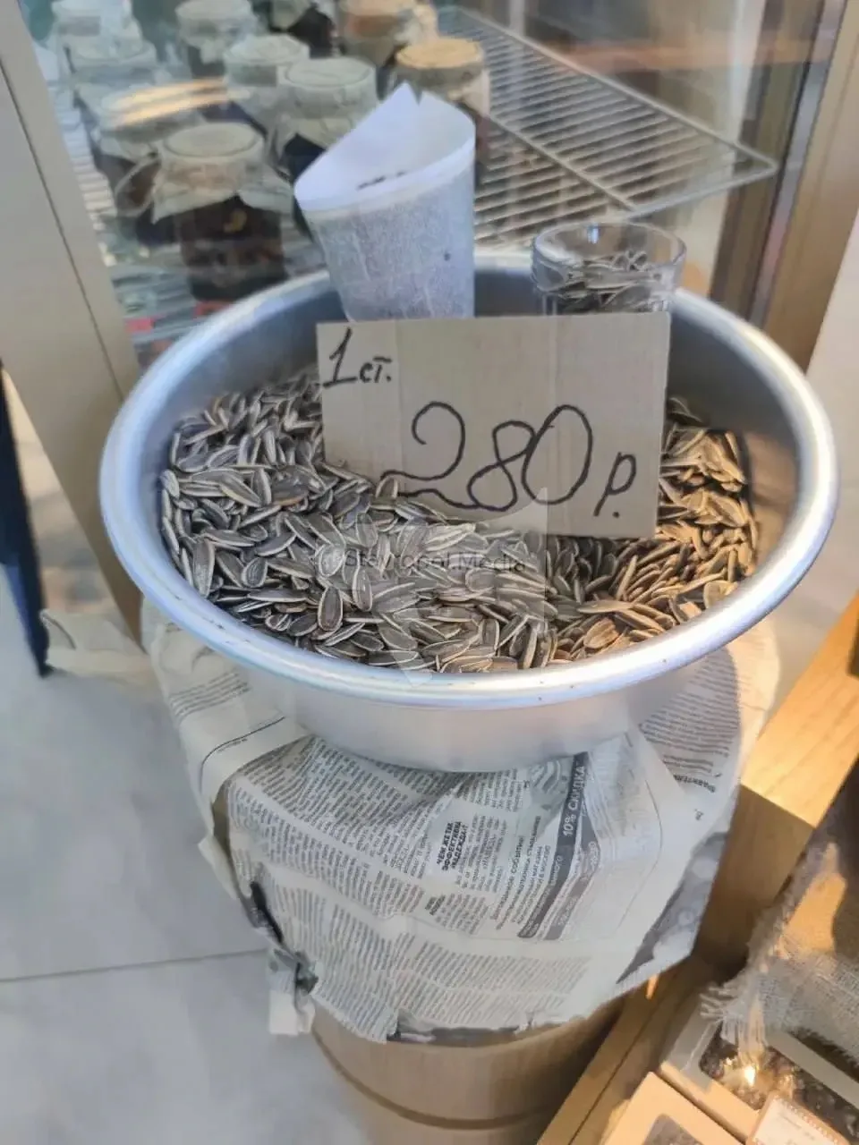 В аэропорту Ставрополя начали продавать семечки в бумажных кульках. Перекус оформлен в ...