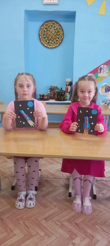 Аппликация "В далёком космосе"