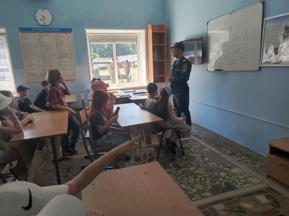 🔶Гимназисты 3‑го и 4‑го отрядов  побывали на суперувлекательной экскурсии в пожарной части!
Сотрудн