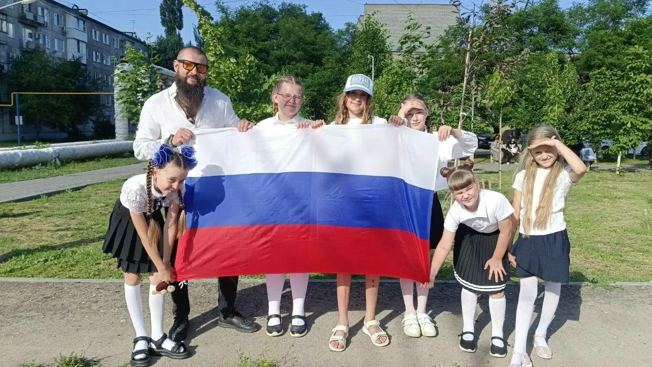 Мы — часть большой страны!
В преддверии Дня России стартовала всероссийская акция «Флаги России» – п