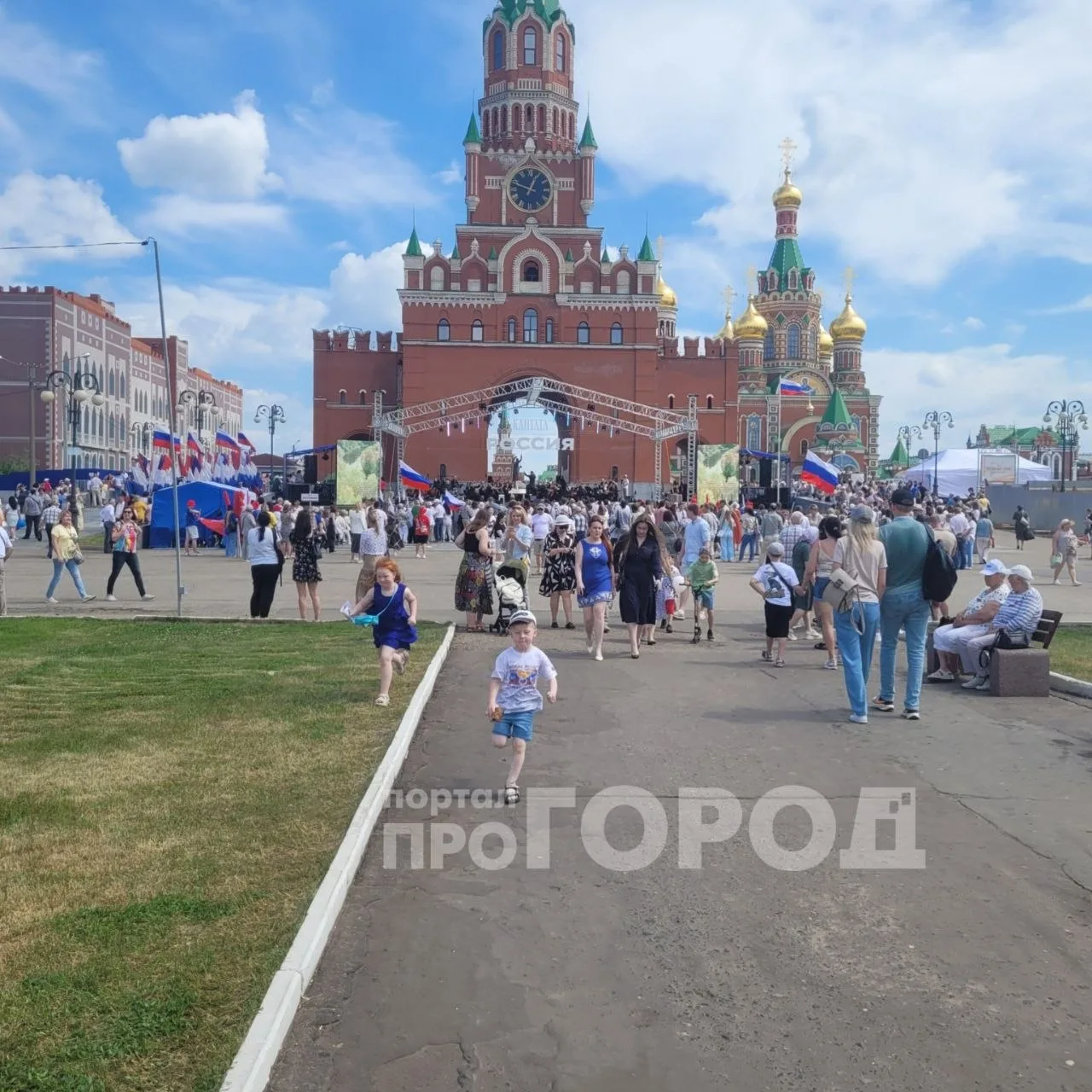 Такая атмосфера царит сейчас в центре Йошкар-Олы. 

Горожане гуляют на Дне России. Для них играют му