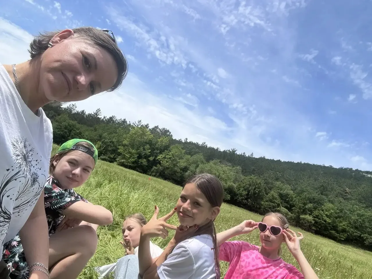 ☀️ Лето — время ярких впечатлений и незабываемых моментов!

Несмотря на жару, 5-В класс решил не сид