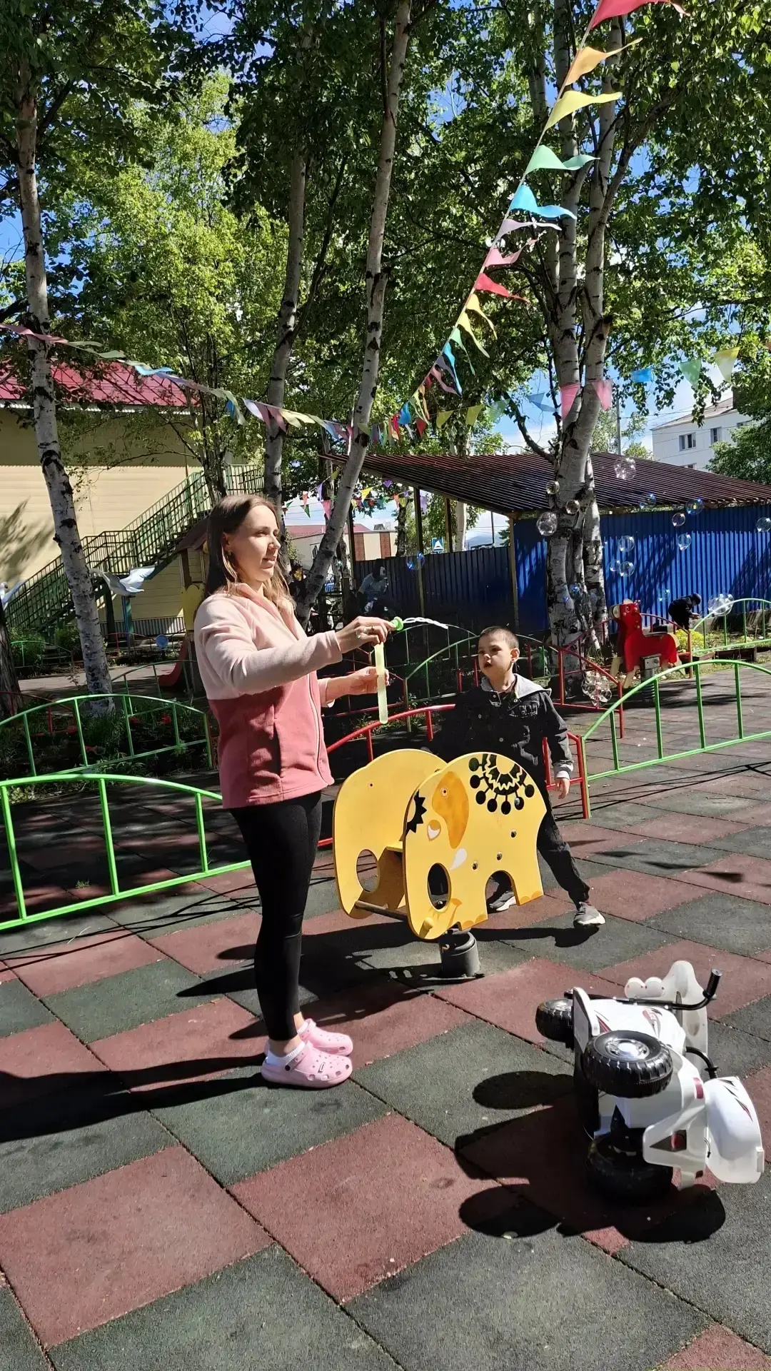Солнце, смех и миллионы ярких радуг! ☀️🌈

Сегодня прогулка в группе 5 «Лучики» превратилась в насто