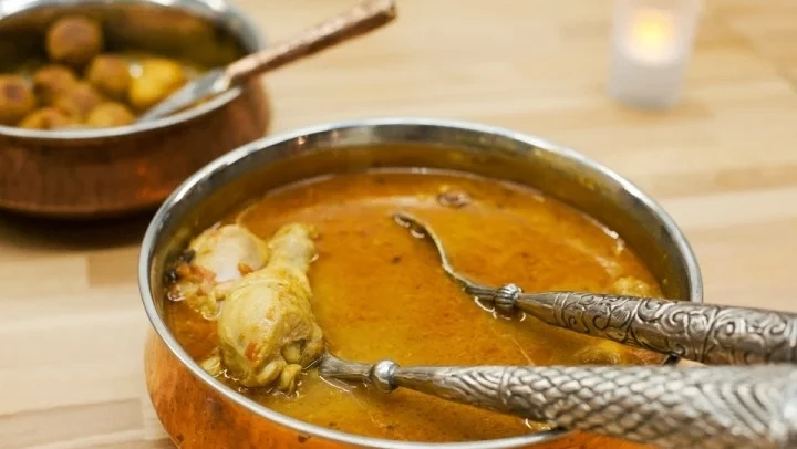 🍛 Карри с курицей — куриные голени в йогуртовом маринаде под пряным томатным соусом.